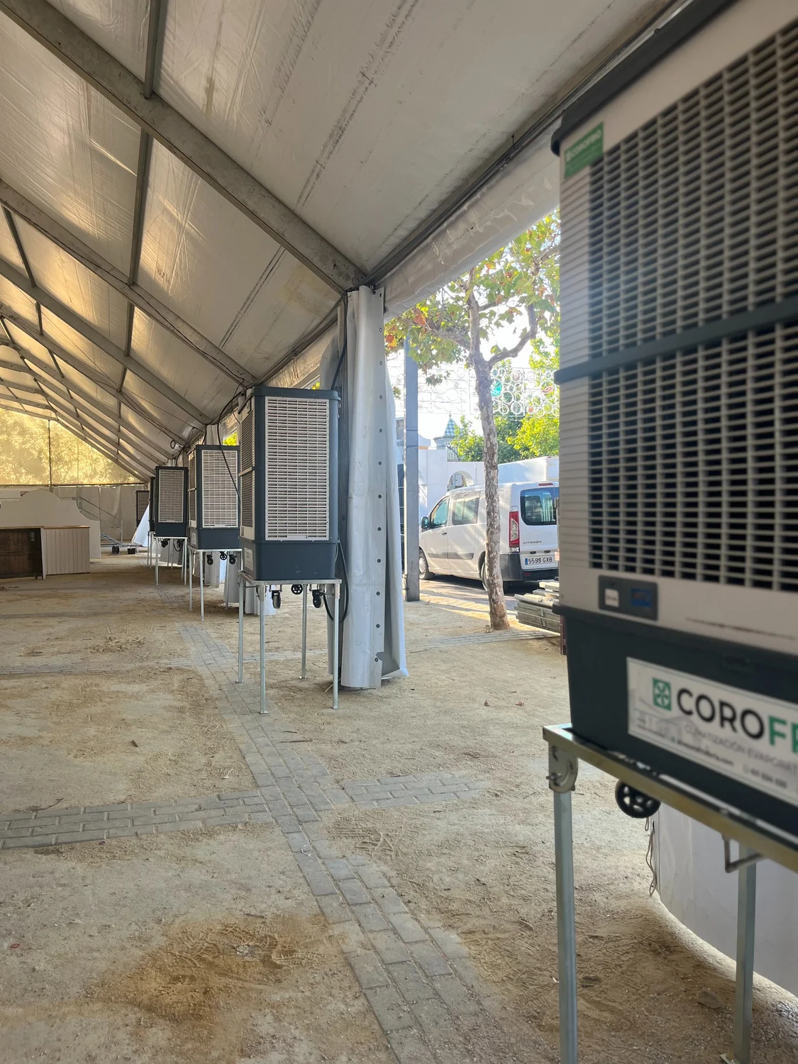 Aire evaporativo COROFRIO funcionando en caseta de feria