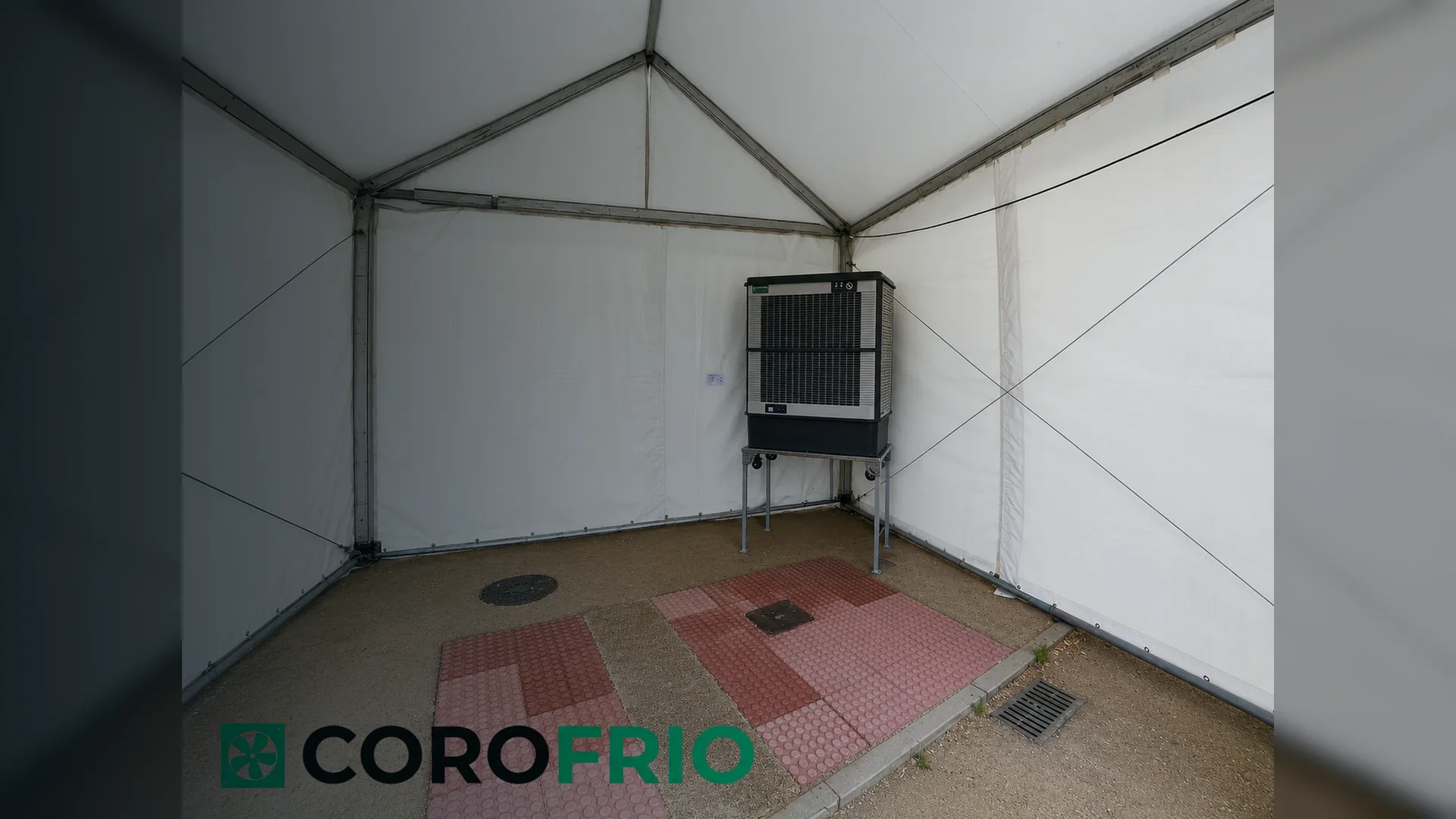 Aire evaporativo portátil COROFRIO instalado en carpa para eventos