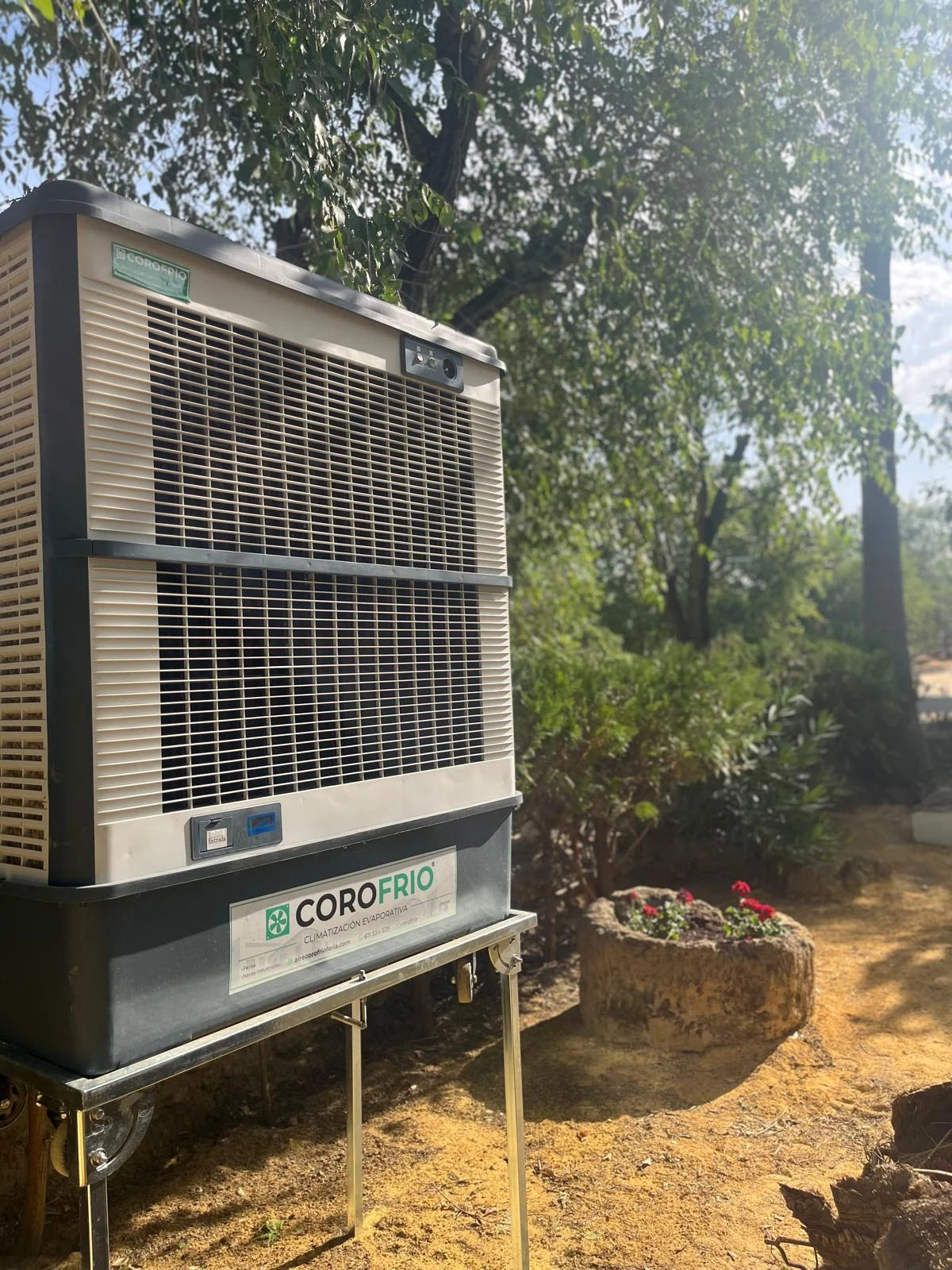 Climatizador evaporativo COROFRIO en jardín para eventos